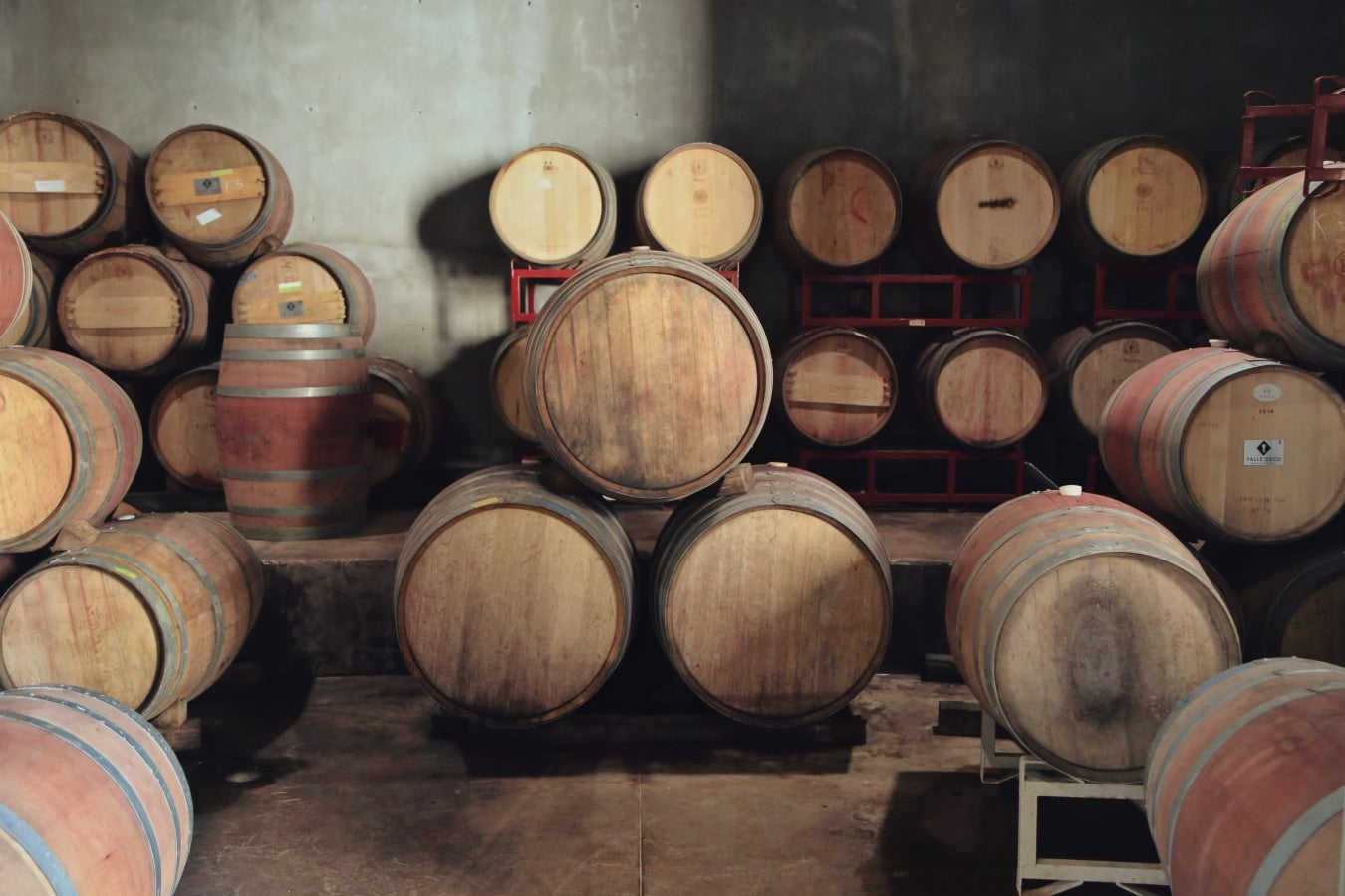 Sala de Barricas en la cava subterránea de Rondo del Valle en el Valle de Guadalupe