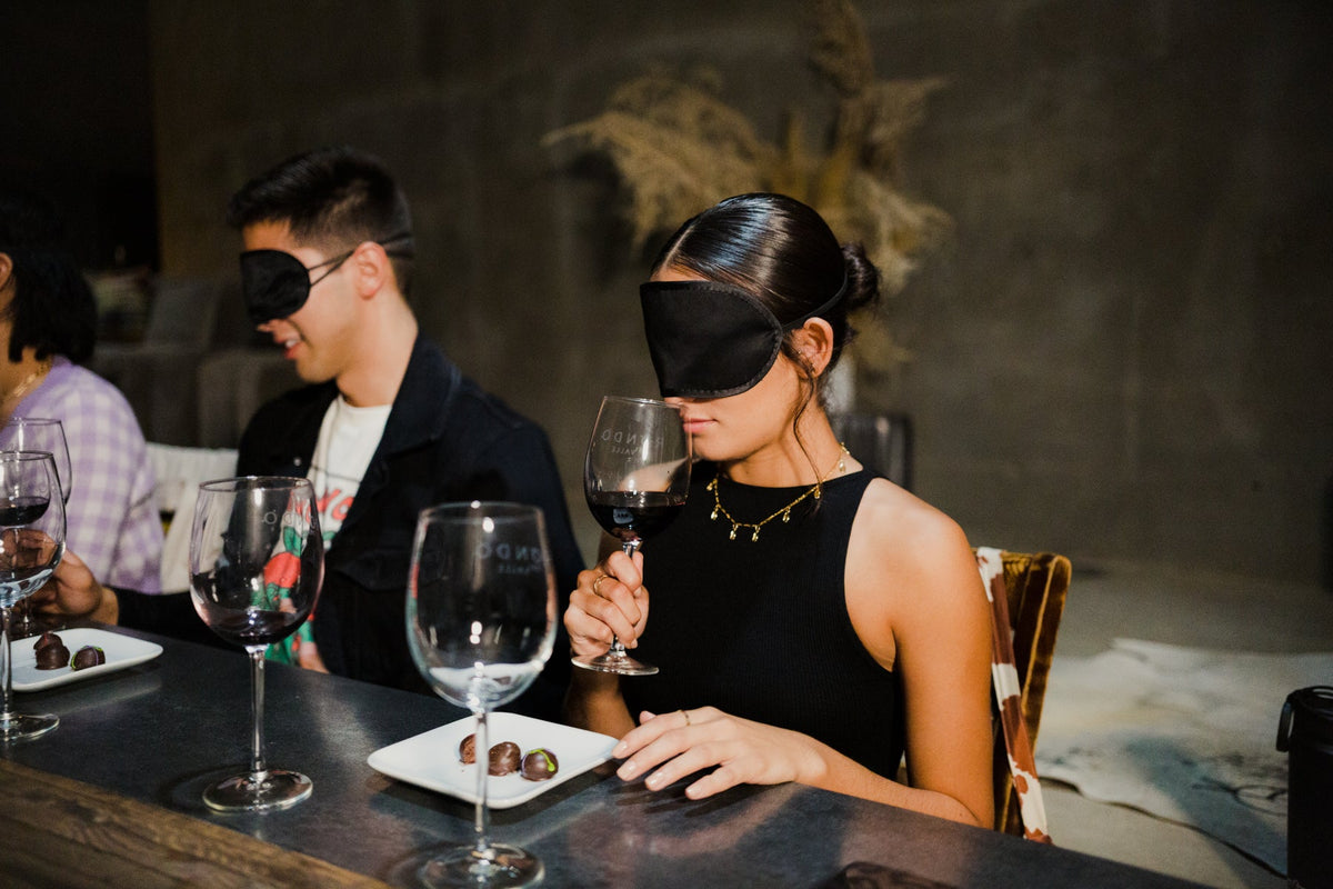 Cata sensorial con antifaz y copas de vino en Rondo del Valle